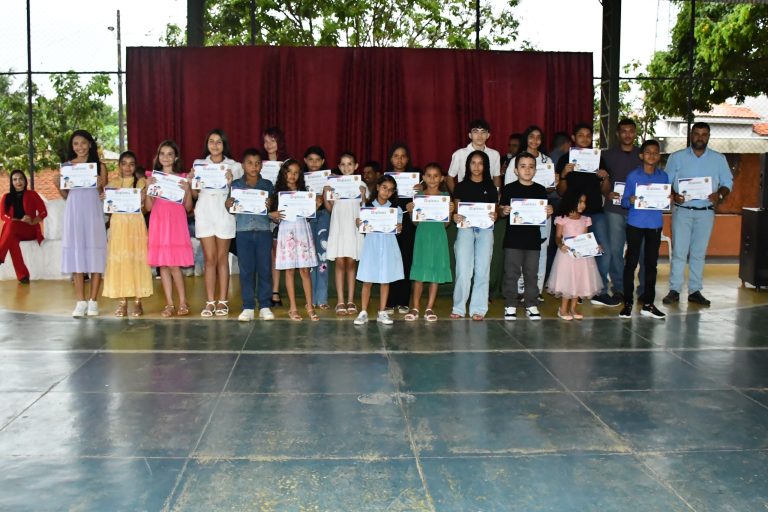 PREFEITURA DE SAPUCAIA REALIZA PREMIAÇÃO “ALUNO E FAMÍLIA NOTA 10” E REFORÇA A IMPORTÂNCIA DA PARTICIPAÇÃO FAMILIAR NA EDUCAÇÃO